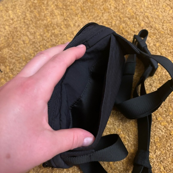 Lululemon Mini Belt Bag - Black (0.7L) - Picture 2 of 3